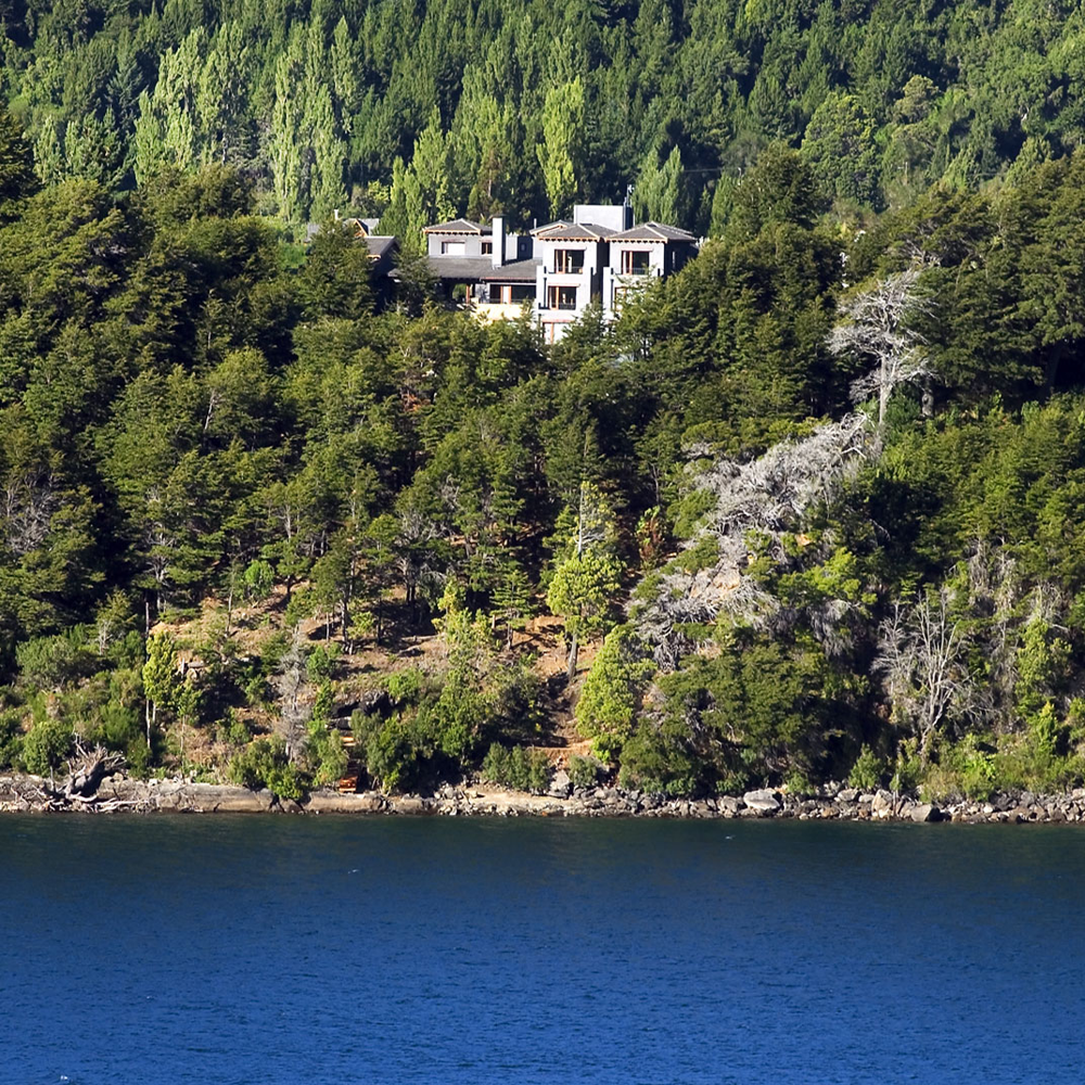 Aldebarán Hotel hidden among the forests of the San Pedro Peninsula, seen from the waters of Nahuel Huapi: a peaceful oasis away from the bustle.