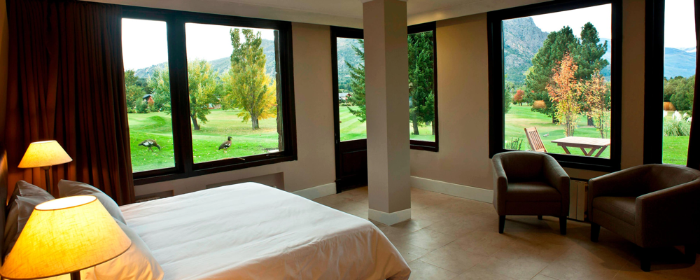 Room at Arelauquen Lodge with a view of the golf course: modern luxury in the midst of nature, just steps from Lake Gutiérrez.